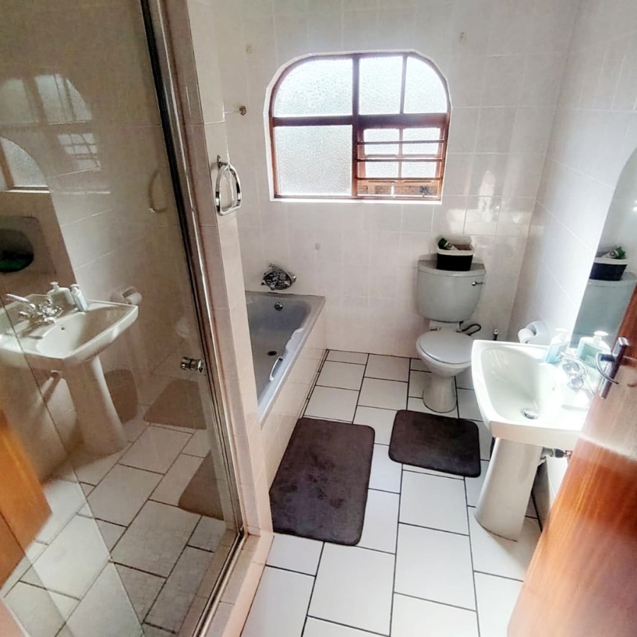 6 Bedroom Property for Sale in Baysville Eastern Cape